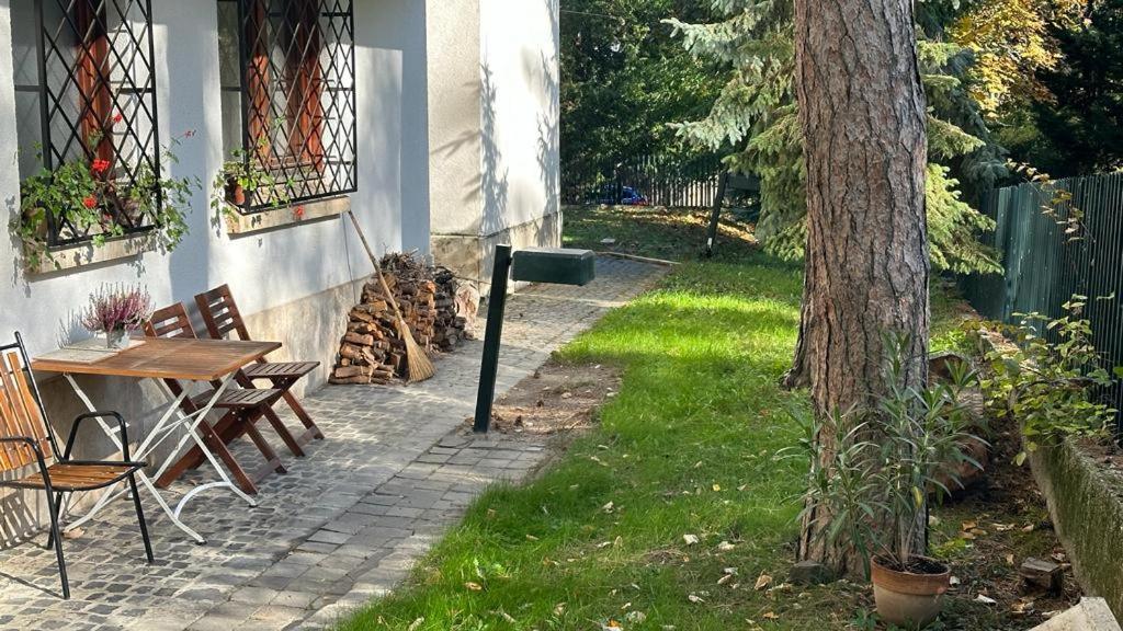 Cosy Apartman In Green Buda Budapeste Exterior foto